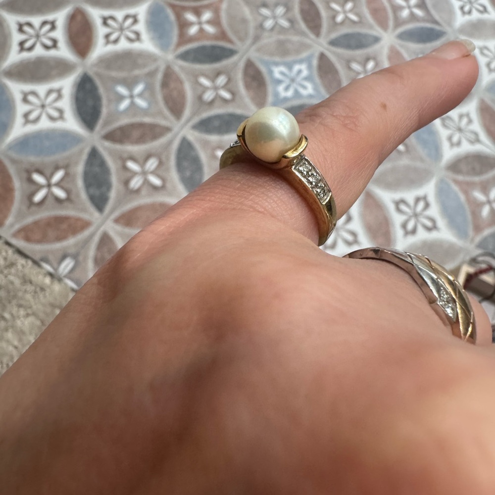 Elegant Gold Pearl Ring